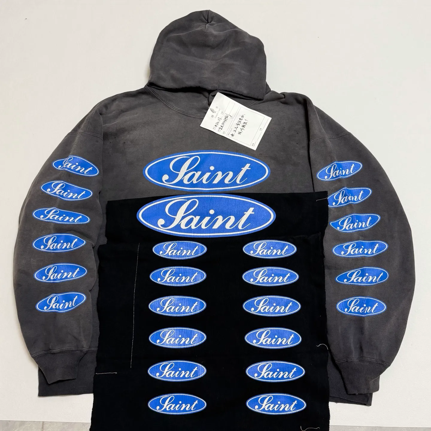 Printed panel SAINT Mxxxxxx HOODIE/LOVE AMONG/BLK blue SAINT barrage slogan hoodie, washed black S-XL, the latest version, revised many times, the version is closer to the original version, and the street flavor is stronger! Heavy washing with water-sprayed fading process for stronger distressing effect. Handmade wormhole destruction treatment. Authentic level extreme distressed crack printing. The main mark and wash mark are all correct versions.